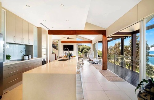 Blue Bay House | Luxury Villas Alaya at Toowoon Bay (Walk to the beach)