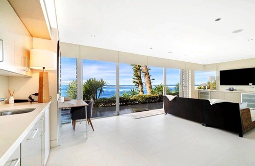 Blue Bay House | Luxury Villas Alaya at Toowoon Bay (Walk to the beach)
