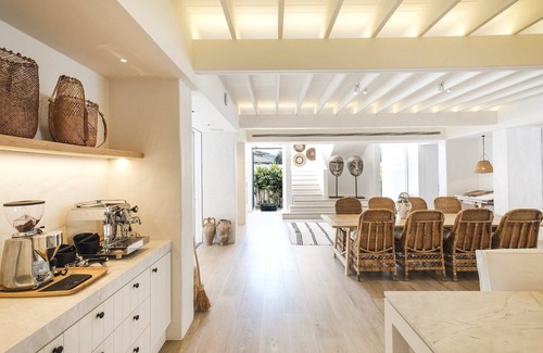 Wagstaffe House | Luxury Villas Wagstaffe Tropics (Walk to Beach)