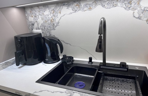 Jnah Apartment | Luxury waterfront 3 bedroom apartment with AC, WiFi in Beirut - Jnah.