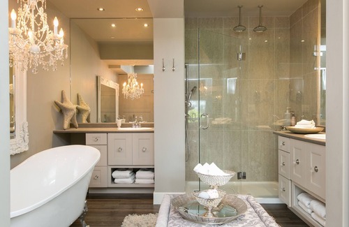 Kelowna Central Business District Hotel | Luxury Waterfront - Downtown - Gorgeous Interior! Long term…minimum 90 days