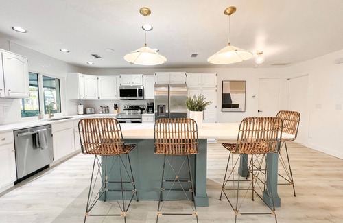 Iona House | Luxury Waterfront Home with Pool. Minutes to Sanibel & Fort Myers Beach.