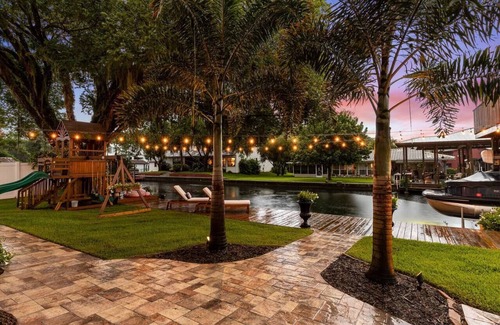 Homosassa House | Luxury Waterfront Pool Home w/spa & deep canal
