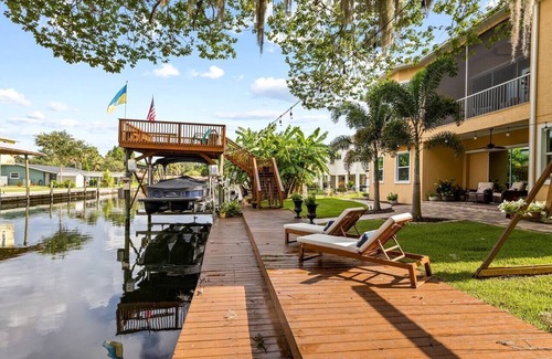 Homosassa House | Luxury Waterfront Pool Home w/spa & deep canal