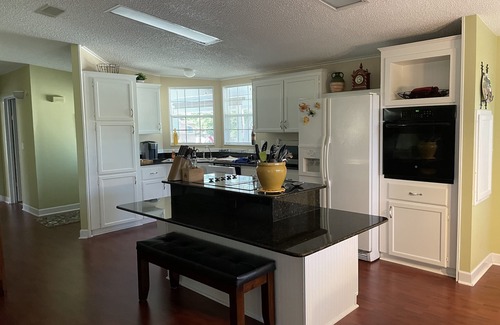 Weeki Wachee Gardens House | LUXURY WATERFRONT, KING SUITE & QUEEN SUITE, 3 full bathrooms, kayaks, modern
