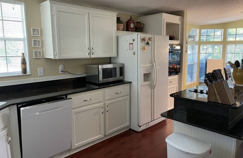 Weeki Wachee Gardens House | LUXURY WATERFRONT, KING SUITE & QUEEN SUITE, 3 full bathrooms, kayaks, modern