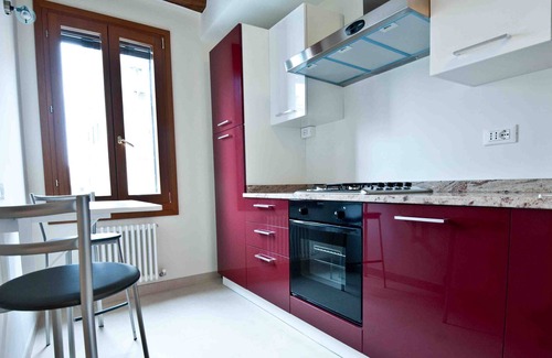 Santa Croce Apartment | Luxury Waterside Apartment With Courtyard Garden