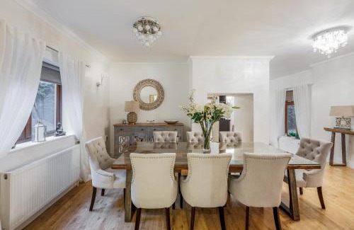 Broadstone Villa | Luxury6BedHouse-HotTub-GamesRoom-Amar Luxury Stays