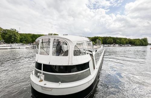 Wilhelmstadt House | Luxus Wohnschiff Madam President