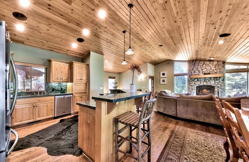 Country Club Estates House | LX26 Lake Tahoe 6 bedroom home with Hot Tub Mountain View