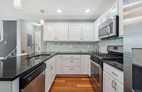 Lowry Hill East House | Lyndale Flat 4BR 5BA Apartment with Rooftop
