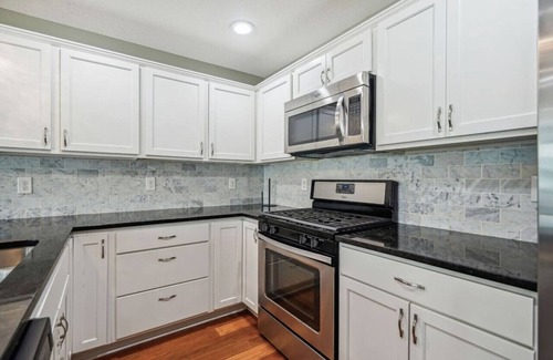 Lowry Hill East House | Lyndale Flat 4BR 5BA Apartment with Rooftop