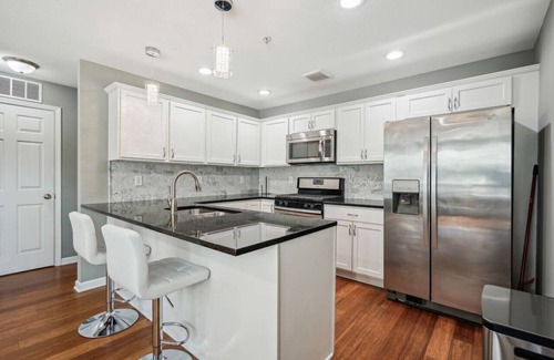 Lowry Hill East House | Lyndale Flat 4BR 5BA Apartment with Rooftop