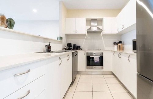 Lyneham Apartment | Lyne5 · Captivating 3BR/2BA APT close to Dickson Shopping!