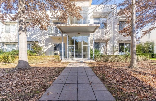 Lyneham Apartment | Lyne5 · Captivating 3BR/2BA APT close to Dickson Shopping!