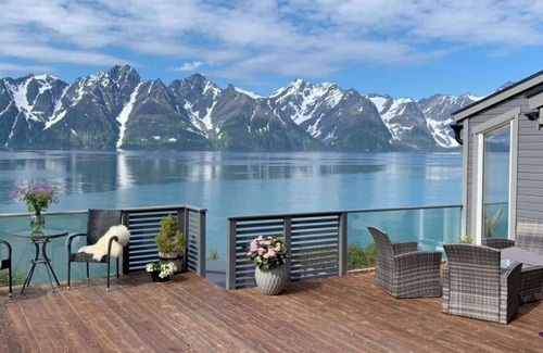 Lyngen Cottage | Lyngen Panorama, outstanding 3-bedroom cottage in delightful Troms whid Dome