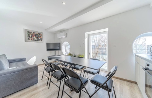 Saint Clair Apartment | Lyon Cité La Peniche 6 people balcony Caluire