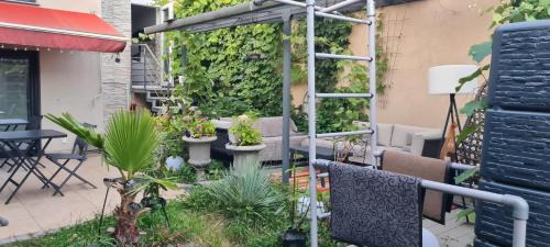 Bad Homburg v.d. Hoehe Apartment | Möblierte Souterrainwohnung mit 2 Schlafzimmern und Garten