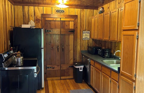 Logan Cabin | M'Hollow a cozy 2-bedroom cabin in serene Logan with AC, WiFi