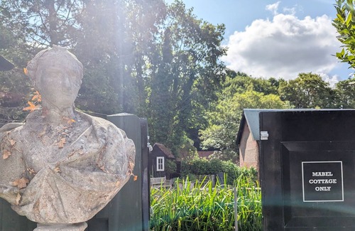 Wickham Cabin | Mabel Cottage, Wickham - a cottage that sleeps 3 guests in 2 bedrooms