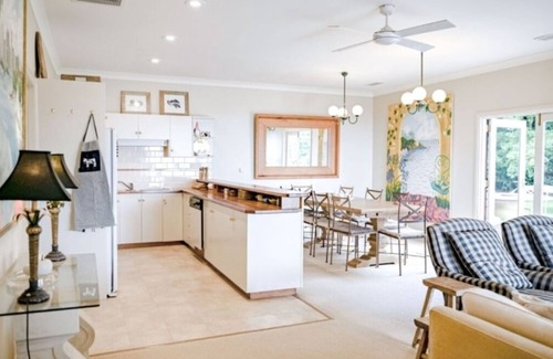 Robertson House | Macksville Cottage Robertson. Vast Rolling Views to the Coast, & Tranquility.
