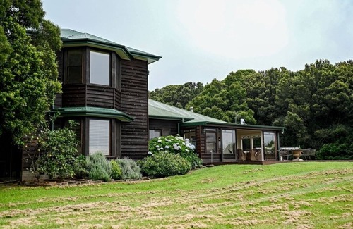 Robertson House | Macksville Cottage Robertson. Vast Rolling Views to the Coast, & Tranquility.