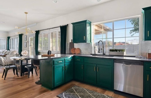 Katymead House | Mad Hatter Haven: Heated Pool & Playroom!