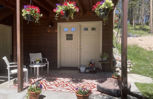 Fraser Apartment | Madge’s Studio - Pets Welcome