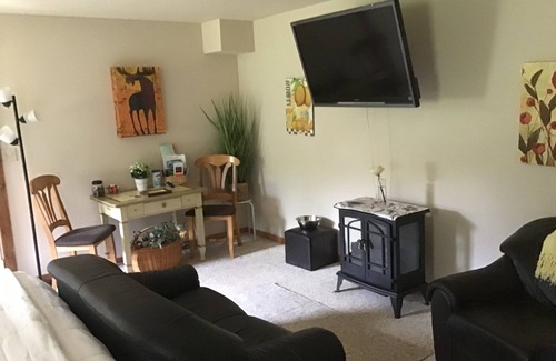 Fraser Apartment | Madge’s Studio - Pets Welcome