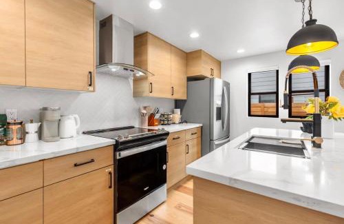 Harrison/Denny-Blaine House | Madison Valley New Built 2B-2 5B Luxe Retreat