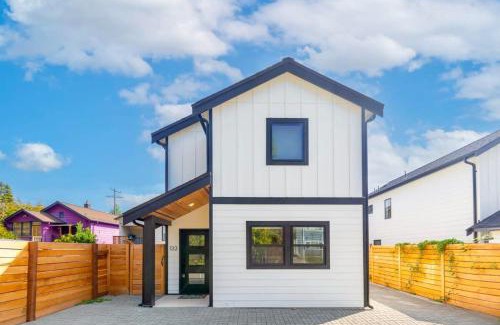 Harrison/Denny-Blaine House | Madison Valley New Built 2B-2 5B Luxe Retreat