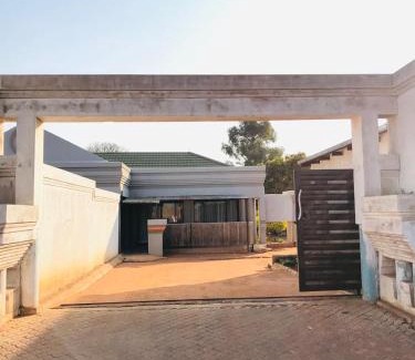 Glen Cowie House | Madzindwa Guest House
