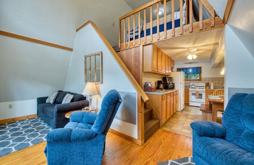 Maggie Valley Ski Chalet | Maggie Valley Ski Chalet: Cozy Winter Retreat- 5 minutes to the Slopes!