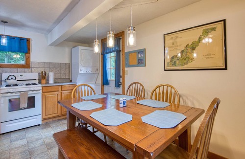 Maggie Valley Ski Chalet | Maggie Valley Ski Chalet: Cozy Winter Retreat- 5 minutes to the Slopes!