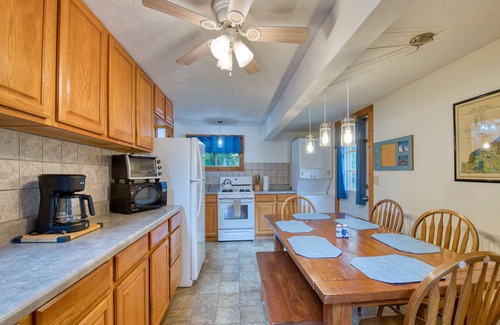 Maggie Valley Ski Chalet | Maggie Valley Ski Chalet: Cozy Winter Retreat- 5 minutes to the Slopes!