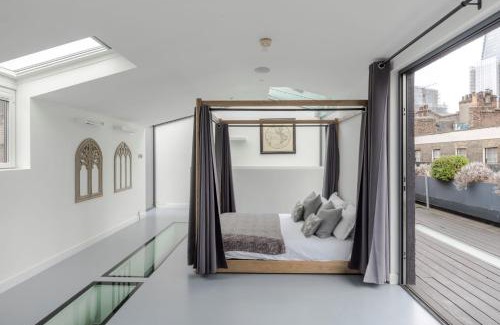 Cathedrals House | Magic Moments - London Bridge - by Frankie Says