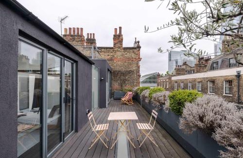 Cathedrals House | Magic Moments - London Bridge - by Frankie Says