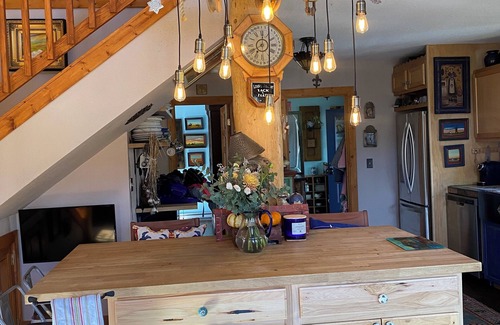 Twin Lakes House | Magical Artist Retreat