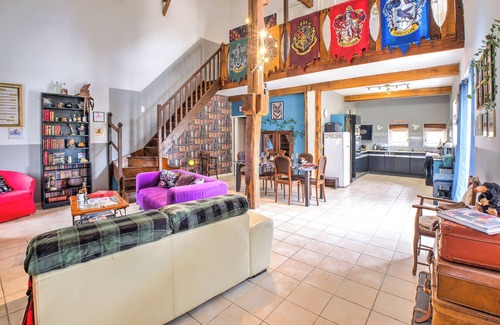 Sainte-Sabine-Born House | Magical Stay at the Magicogîte – Harry Potter, with Shared Pool and Air Conditioning