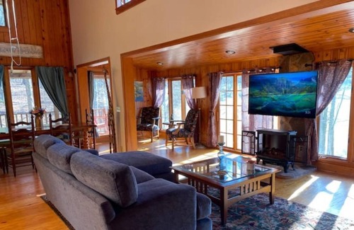 Warne House | Magical Hideaway with Hot Tub