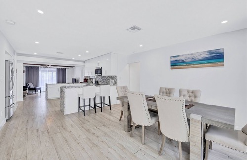 North Central Hollywood House | Magical Lakefront Pool Home close to Beach Hard Rock Guitar Hotel Airport