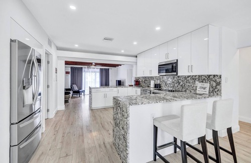 North Central Hollywood House | Magical Lakefront Pool Home close to Beach Hard Rock Guitar Hotel Airport