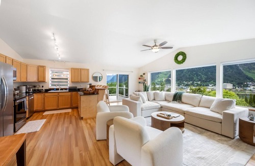 West Juneau House | Magical Mountain Retreat