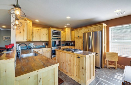 Pineville Cottage | Magical Pineville Oasis: Gas Grill & Scenic Deck!