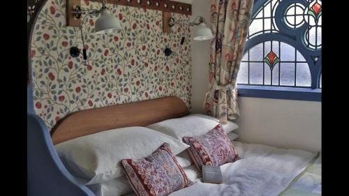 Bude Cabin | Magical Tabernacle in a Beautiful Setting with Hot Tub
