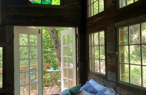 Excelsior Springs Cabin | Magical Tree House Rental near Kansas City for Glamping in Missouri