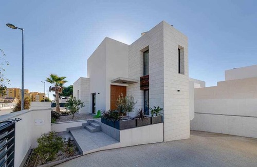 Santiago de la Ribera Villa | Magnífica villa con piscina climatizada