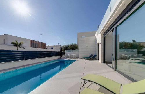 Santiago de la Ribera Villa | Magnífica villa con piscina climatizada