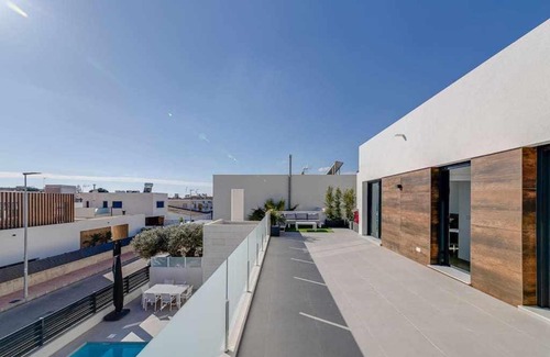 Santiago de la Ribera Villa | Magnífica villa con piscina climatizada