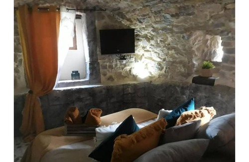 Saint-Andre-de-Cruzieres Bed & Breakfast | Magnificent room in a vaulted stone cellar